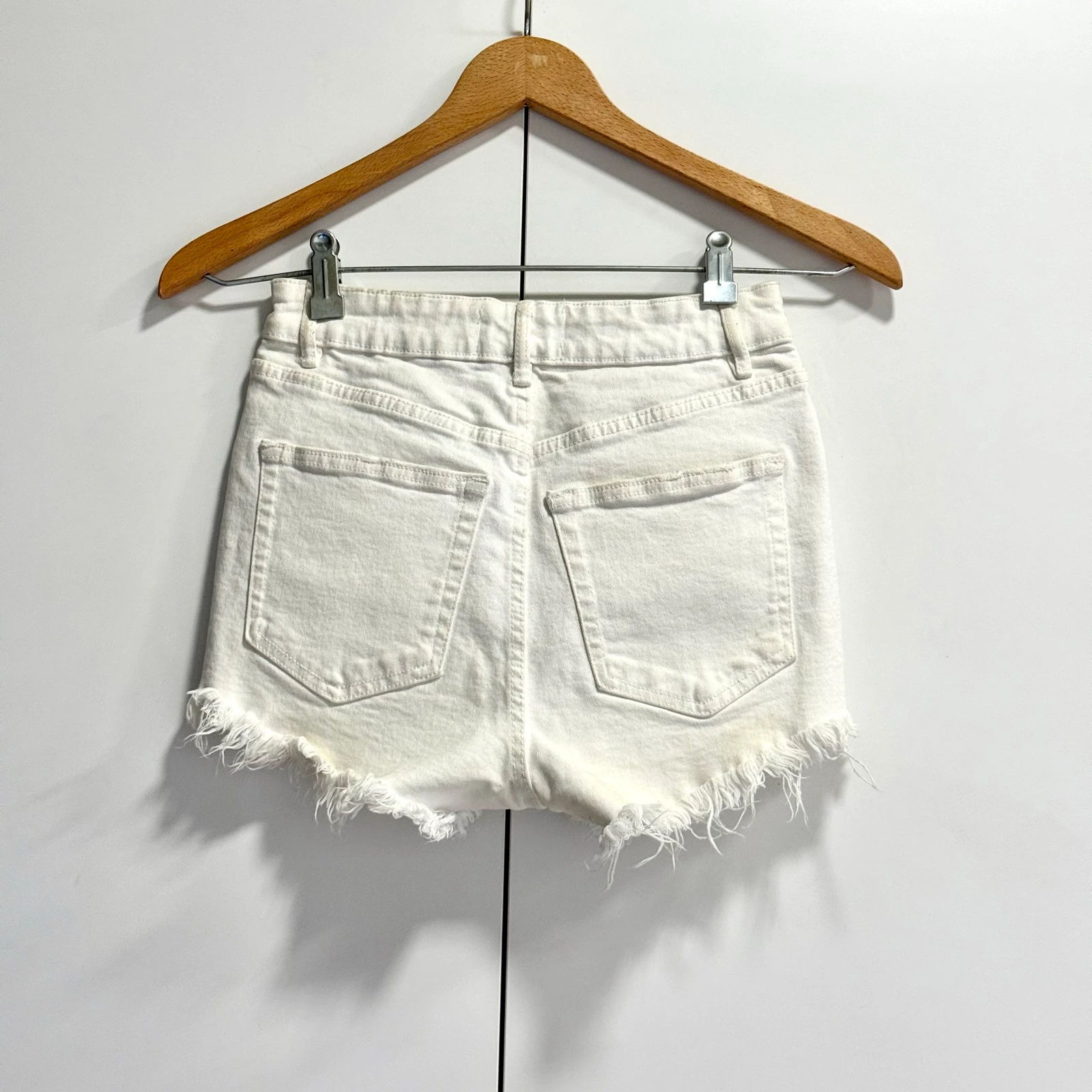Witte korte broek met een verweerd effect van Zara – photo 2